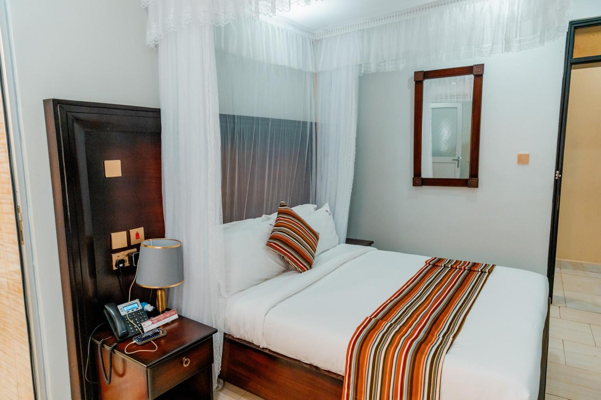 Las Vegas Garden Hotel Mbarara ภายนอก รูปภาพ
